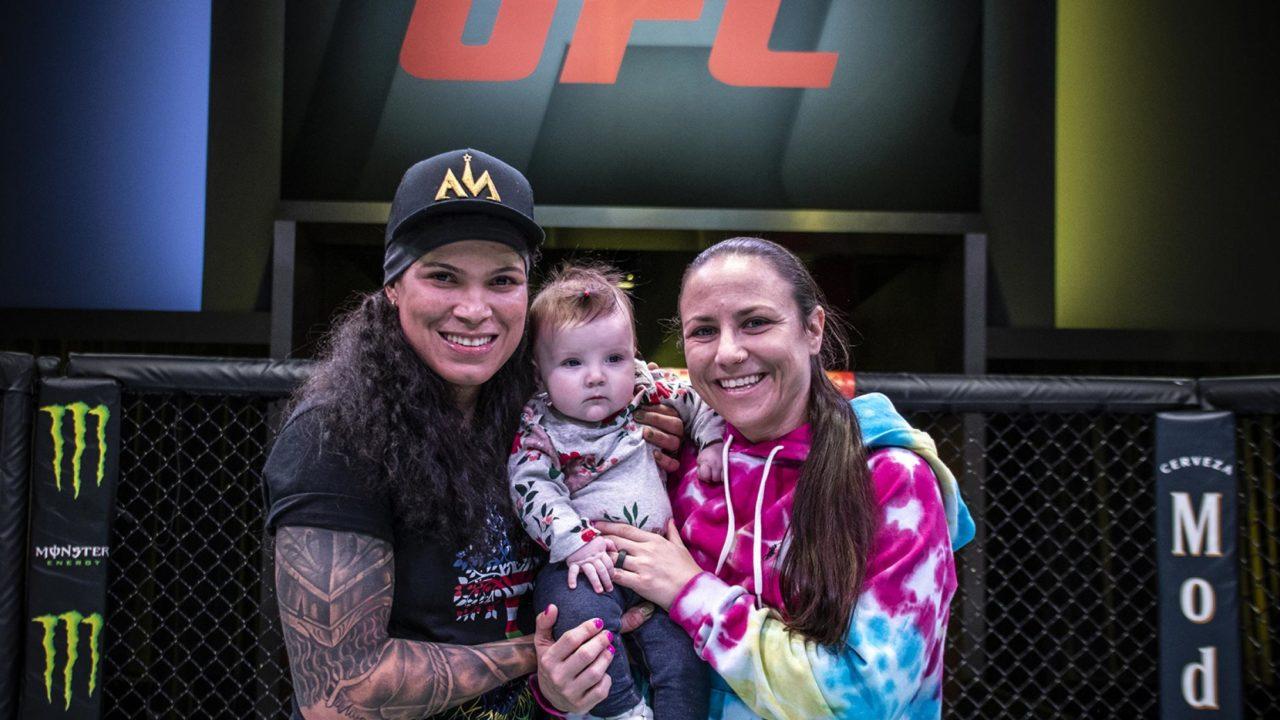 Amanda Nunes, a filha e Nina Ansaroff. Divulgação/UFC.