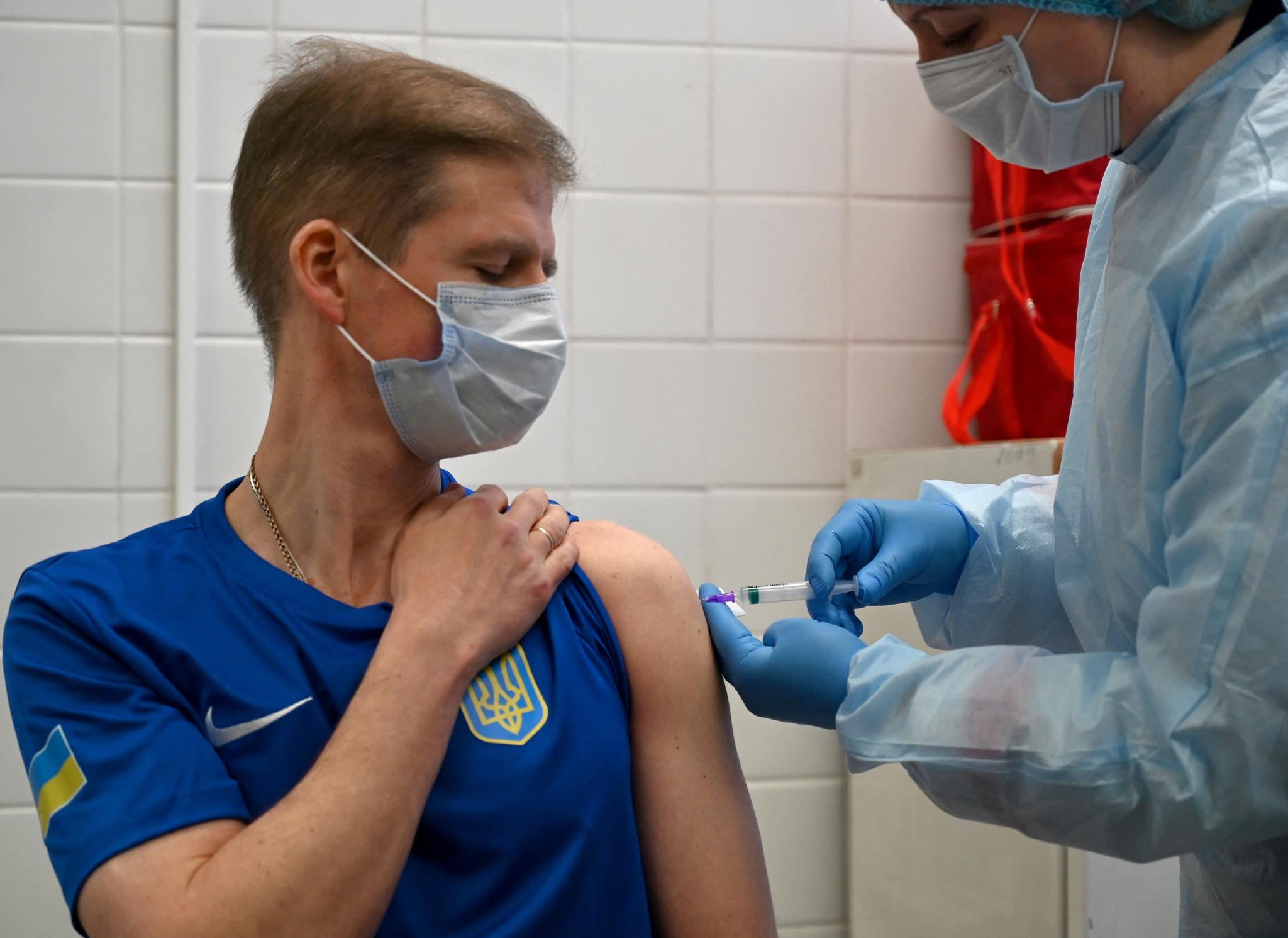 Integrante da delegação da Ucrânia é vacinado antes da Olimpíada