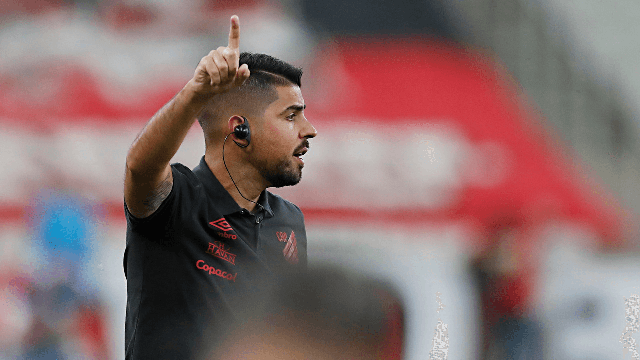António Oliveira terá chance no time principal