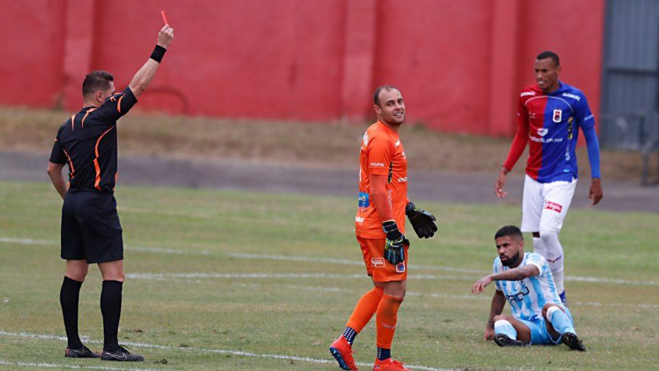 Goleiro Renan foi expulso no primeiro tempo (Foto: Albari Rosa/Foto Digital/Um Dois)