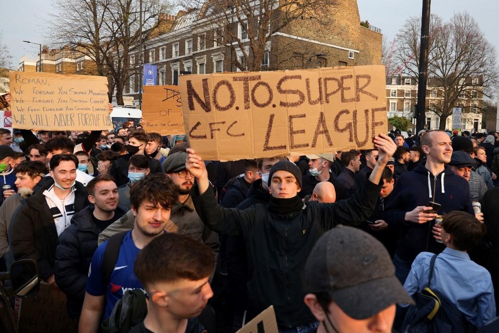 Torcedores do Chelsea protestam contra Superliga
