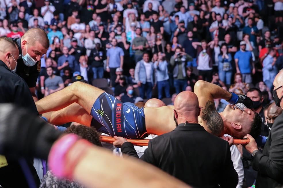Chocante! Ex-campeão do UFC quebra a perna em duelo no card principal