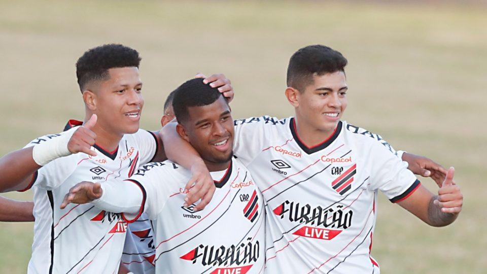 Jáderson (ao centro) comemora gol com Alvarado e Kawan (Foto: Albari Rosa/Foto Digital/UmDois Esportes)