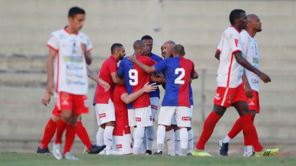 Jogadores comemoram gol na Vila. Foto: Albari Rosa/Foto Digital/UmDois Esportes.