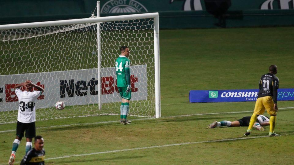 Coritiba abusou dos erros defensivos contra o FC Cascavel (Foto: Albari Rosa/Foto Digital/UmDois Esportes)