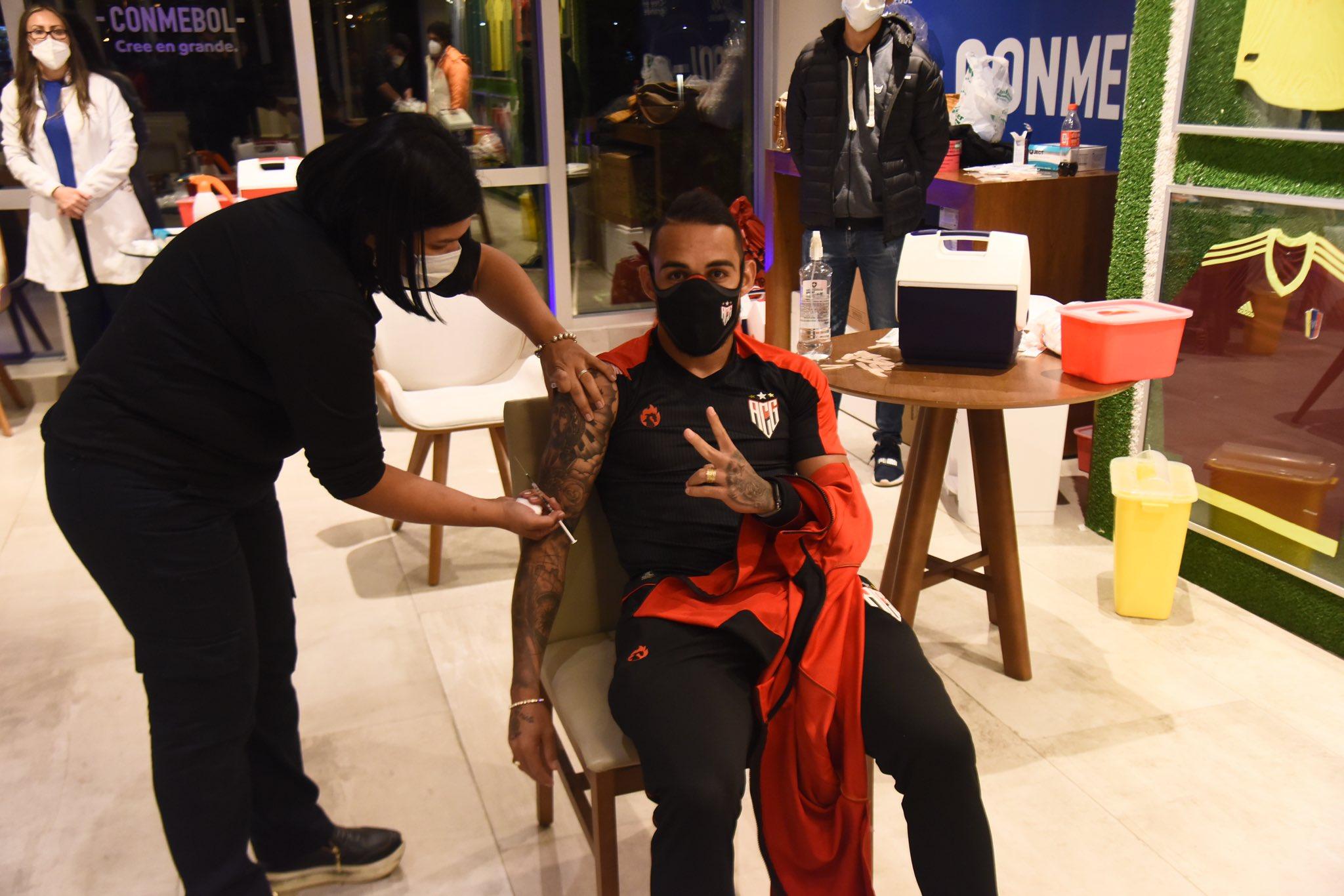 Atlético-GO é o primeiro clube brasileiro a ser vacinado e dispara contra críticos: “dor de cotovelo”