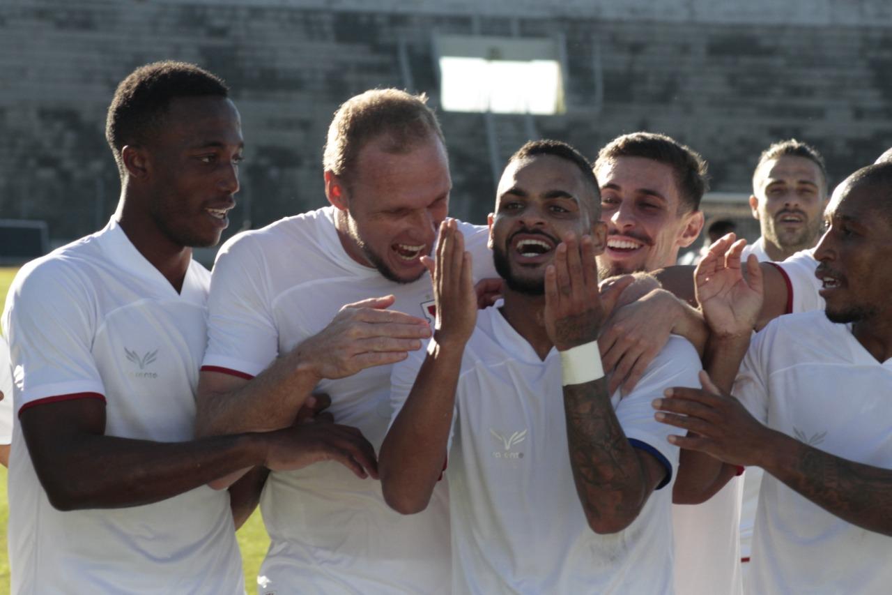Juninho comemora gol em Cascavel.