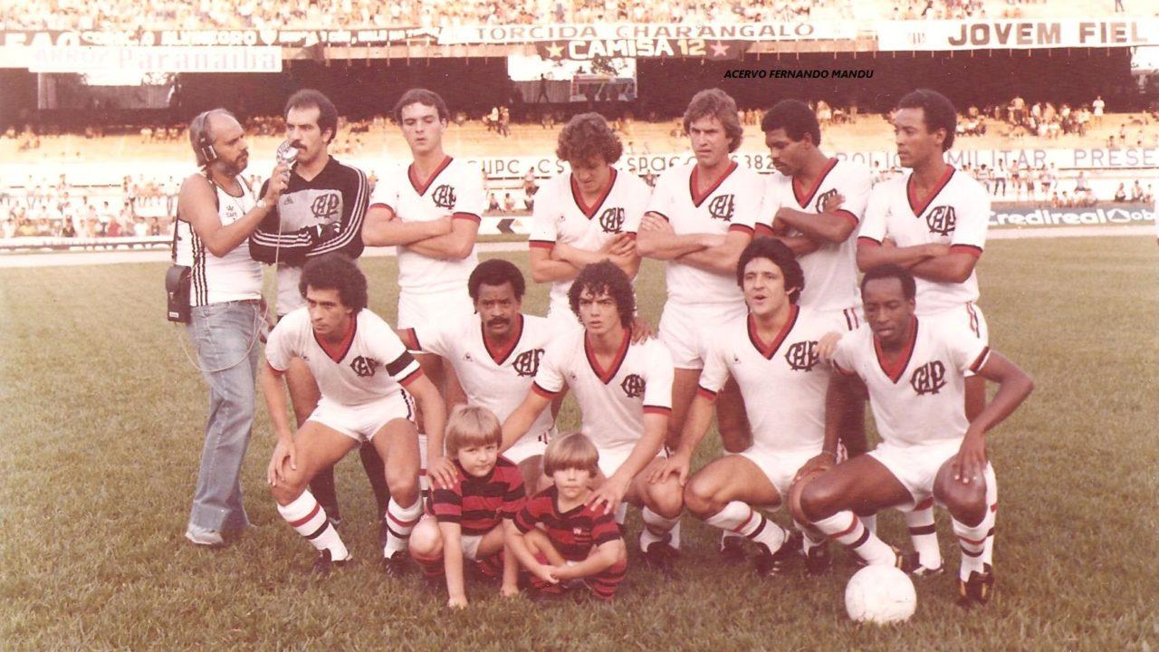 Os irmãos posam com o time do Athletico que enfrentou o Atlético-MG no Mineirão, em 1983 (Arquivo Pessoal)