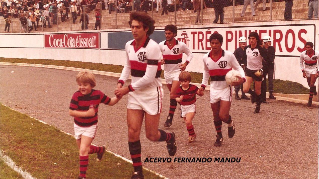Junior e Luiz Demetrio entrando em campo no Estádio Érton Coelho Queiroz, a Vila Olímpica do Boqueirão (Arquivo Pessoal)