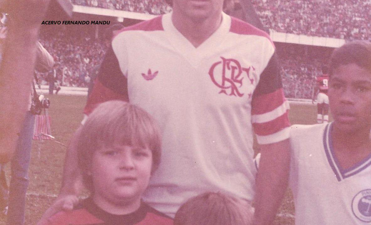 Junior e Luiz Demetrio com Zico, no histórico jogo em 83 contra o Flamengo (Arquivo Pessoal)