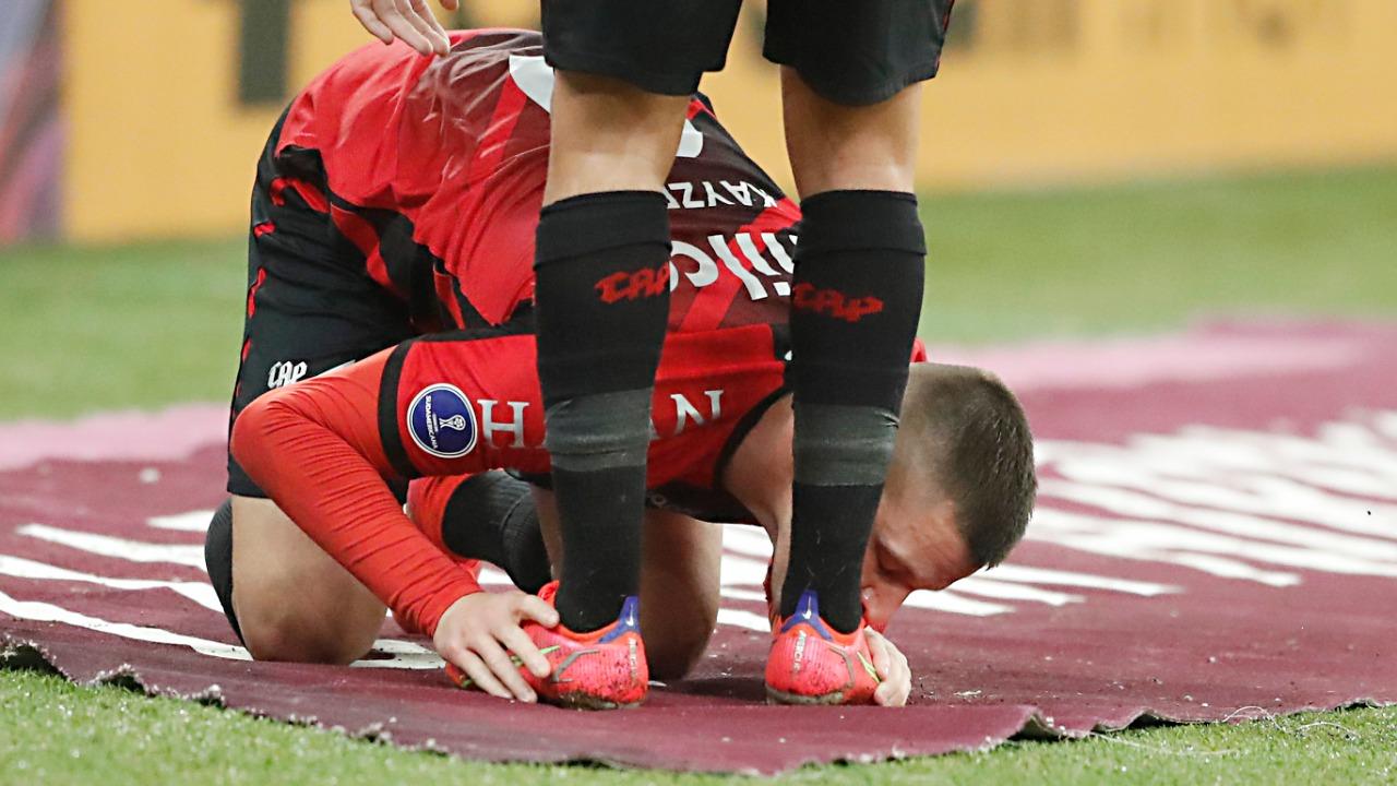 Kayzer beija chuteira de Khellven após gol