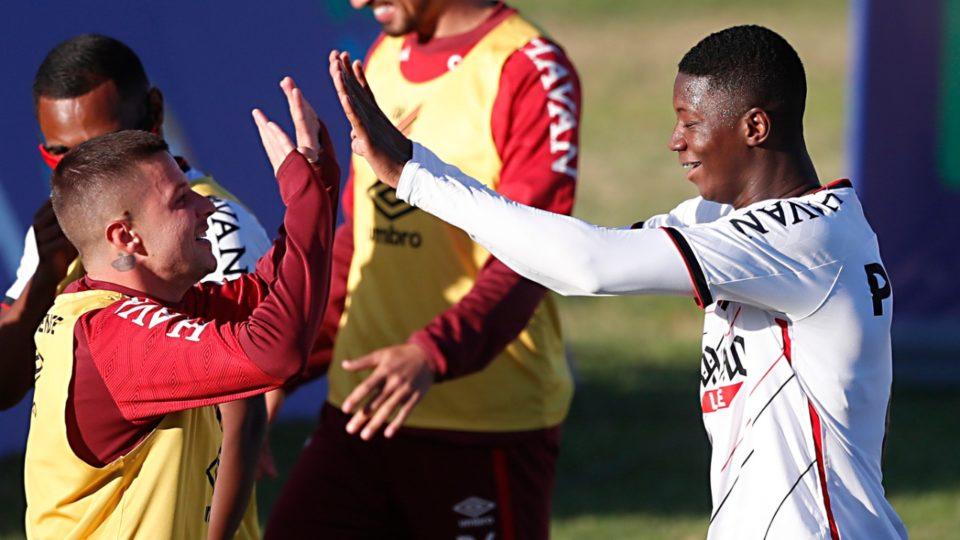 Babi comemora primeiro gol com Renato Kayzer, titular da posição (Foto: Albari Rosa/Foto Digital/UmDois Esportes)