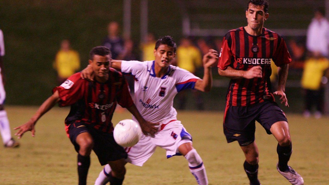Piauí (à esquerda), Everton (centro) e Rhodolffo (à direita) disputam a bola /Foto: Arquivo Gazeta do Povo