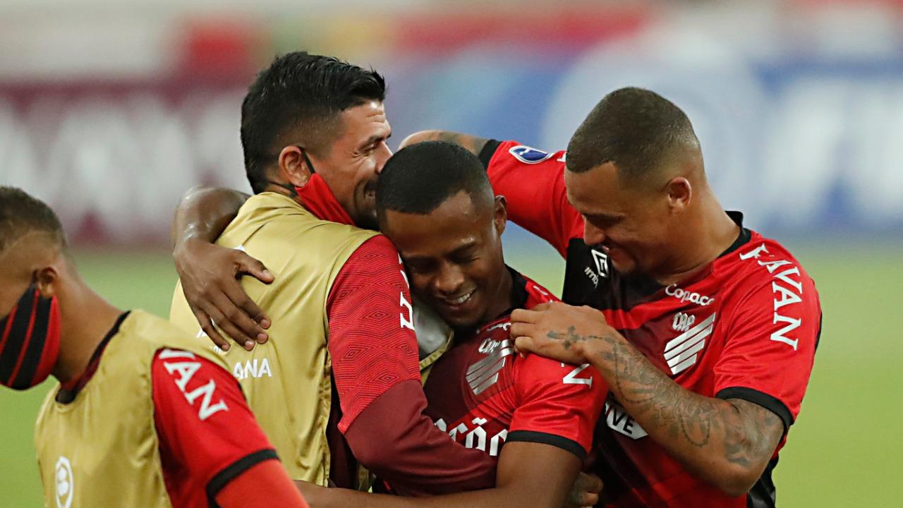 Na despedida de Lucho, Athletico goleou o Aucas pela Sul-Americana