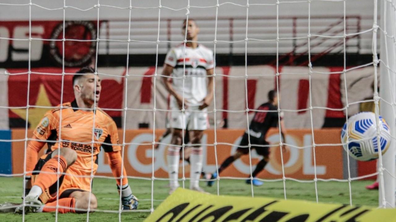 São Paulo fechou semana negativa com derrota em Goiânia.