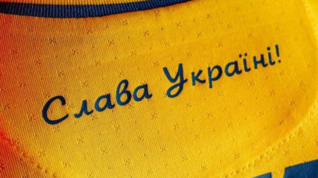 "Glória aos heróis", na camisa da Ucrânia