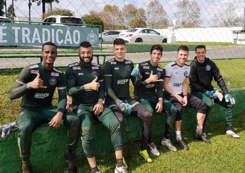 Atual preparador de goleiros da seleção brasileira feminina, Thiago Mehl com os goleiros do Coritiba, em junho de 2019