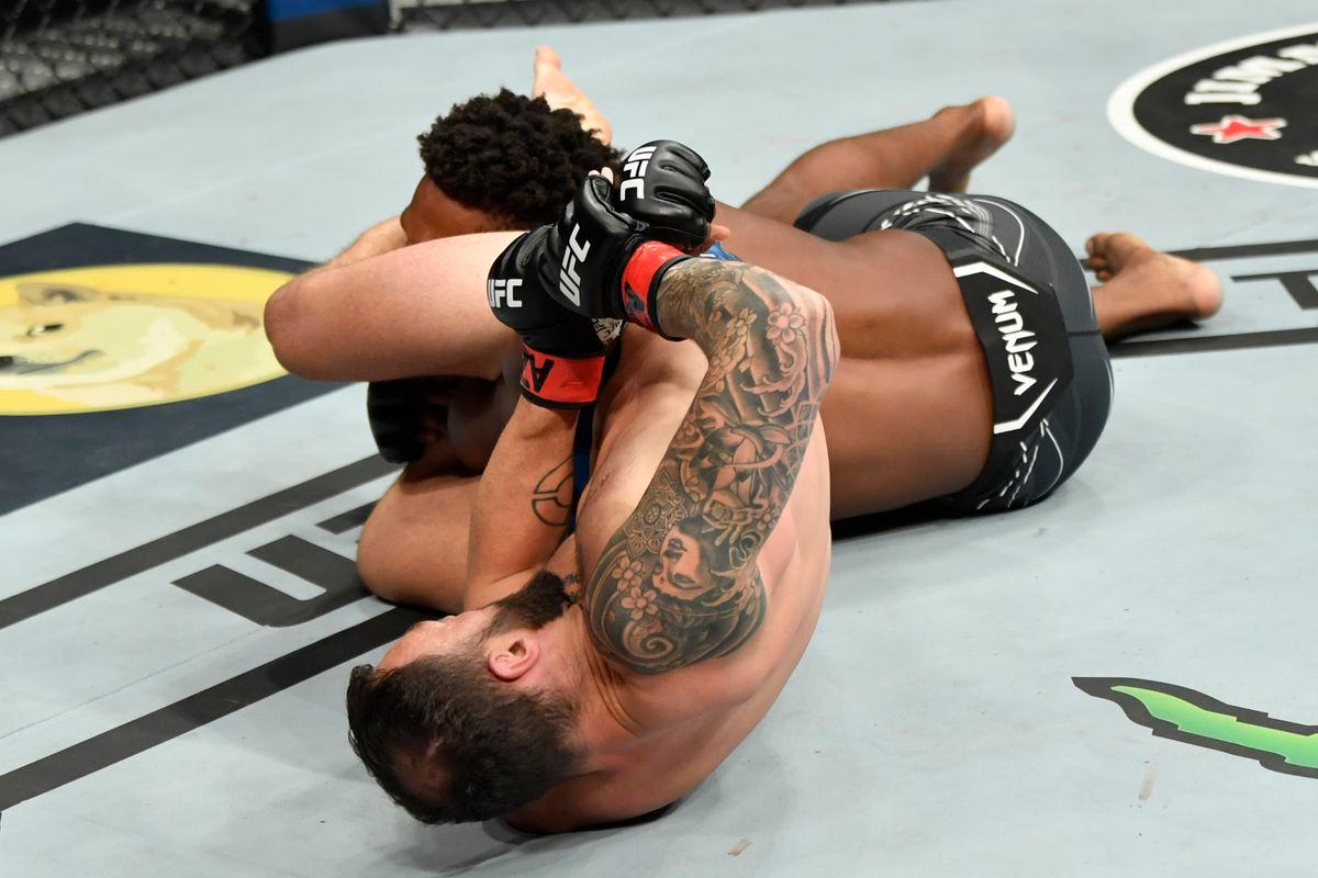 Imagem forte! Americano quebra o braço em luta pelo UFC 263