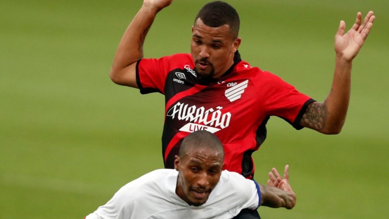 Zagueiro Zé Ivaldo em lance pelo Campeonato Paranaense