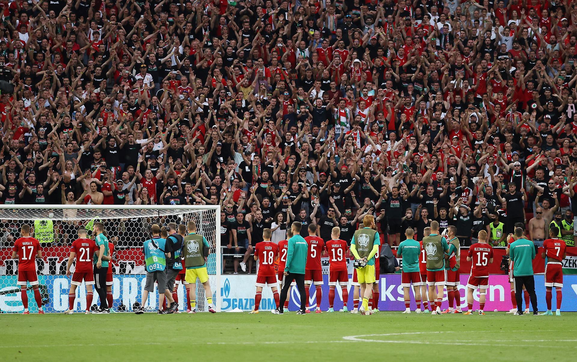 Seleção da Hungria aplaude torcida após jogo com Portugal