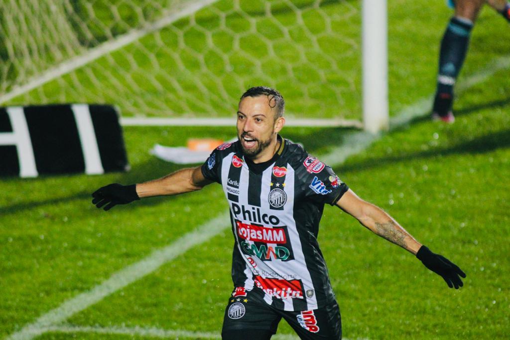 Paulo Sérgio comemora primeiro gol do Operário contra o Cruzeiro, pela Série B