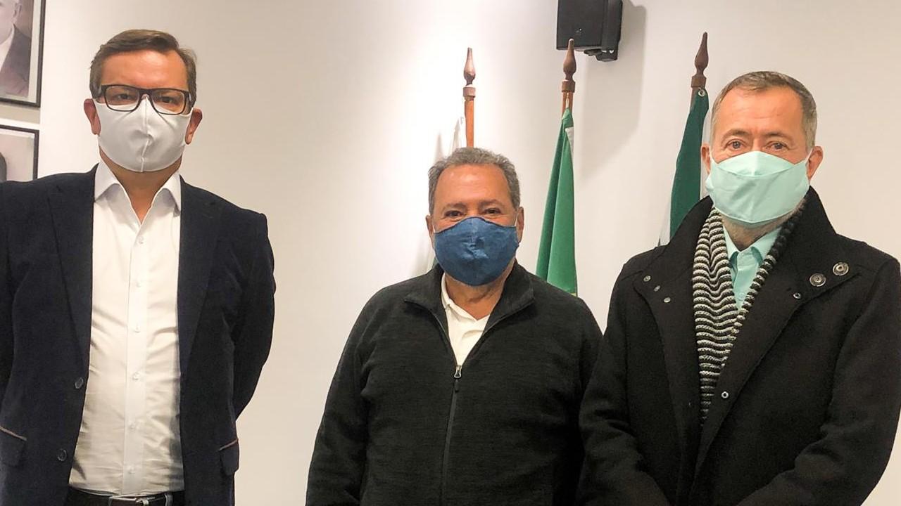 Fred Luz (ao centro) ao lado do presidente Juarez Moraes e Silva