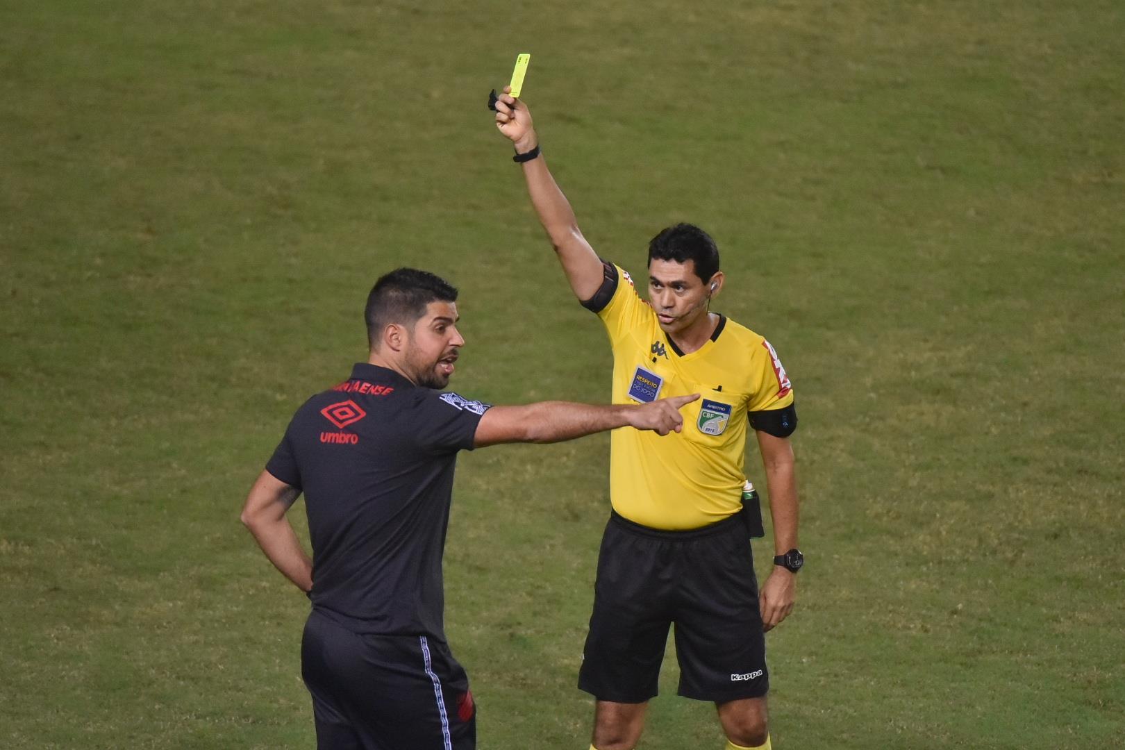 Oliveira ficou revoltado com o árbitro