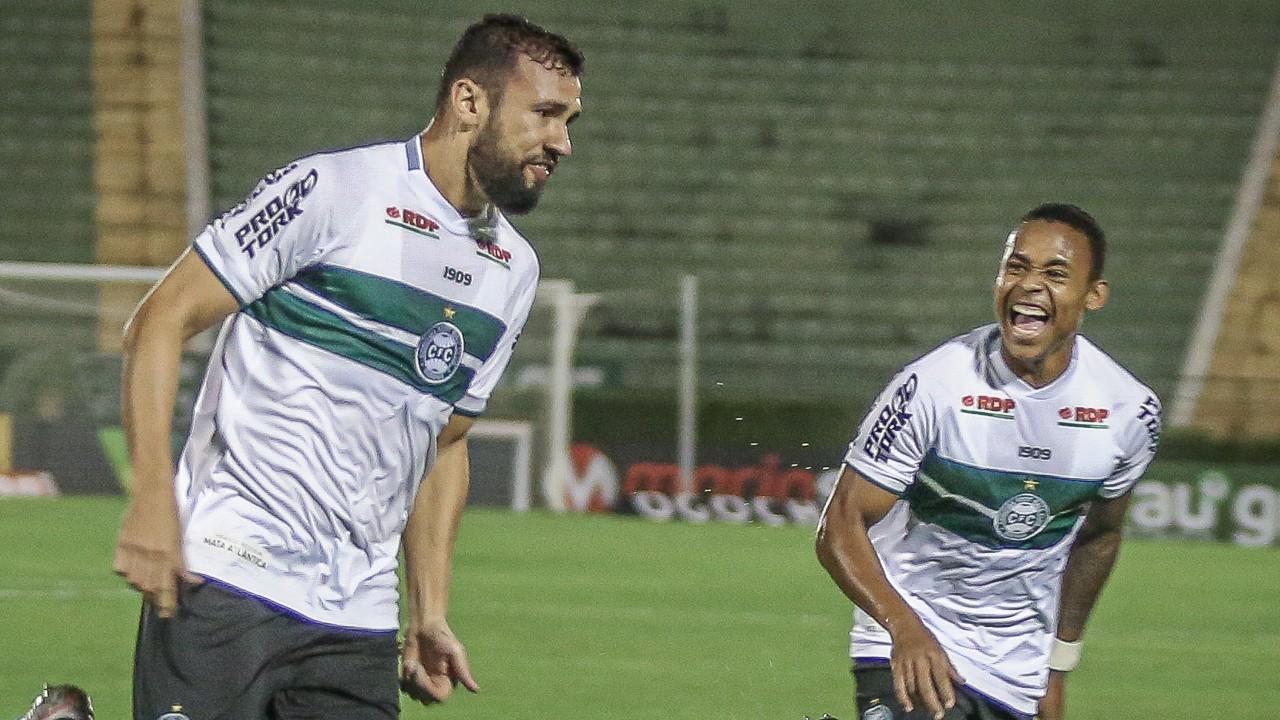 Luciano Castán comemora o terceiro gol dele na temporada pelo Coritiba