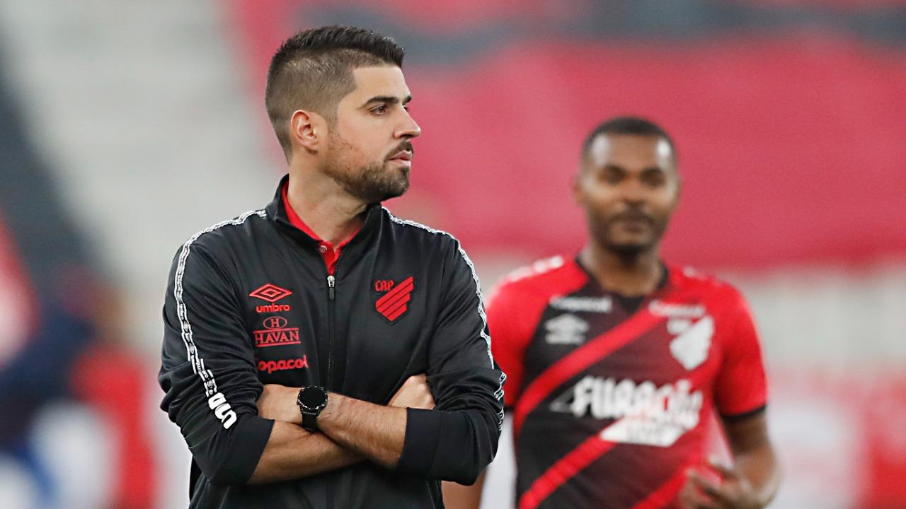 Oliveira destaca atuação do Athletico