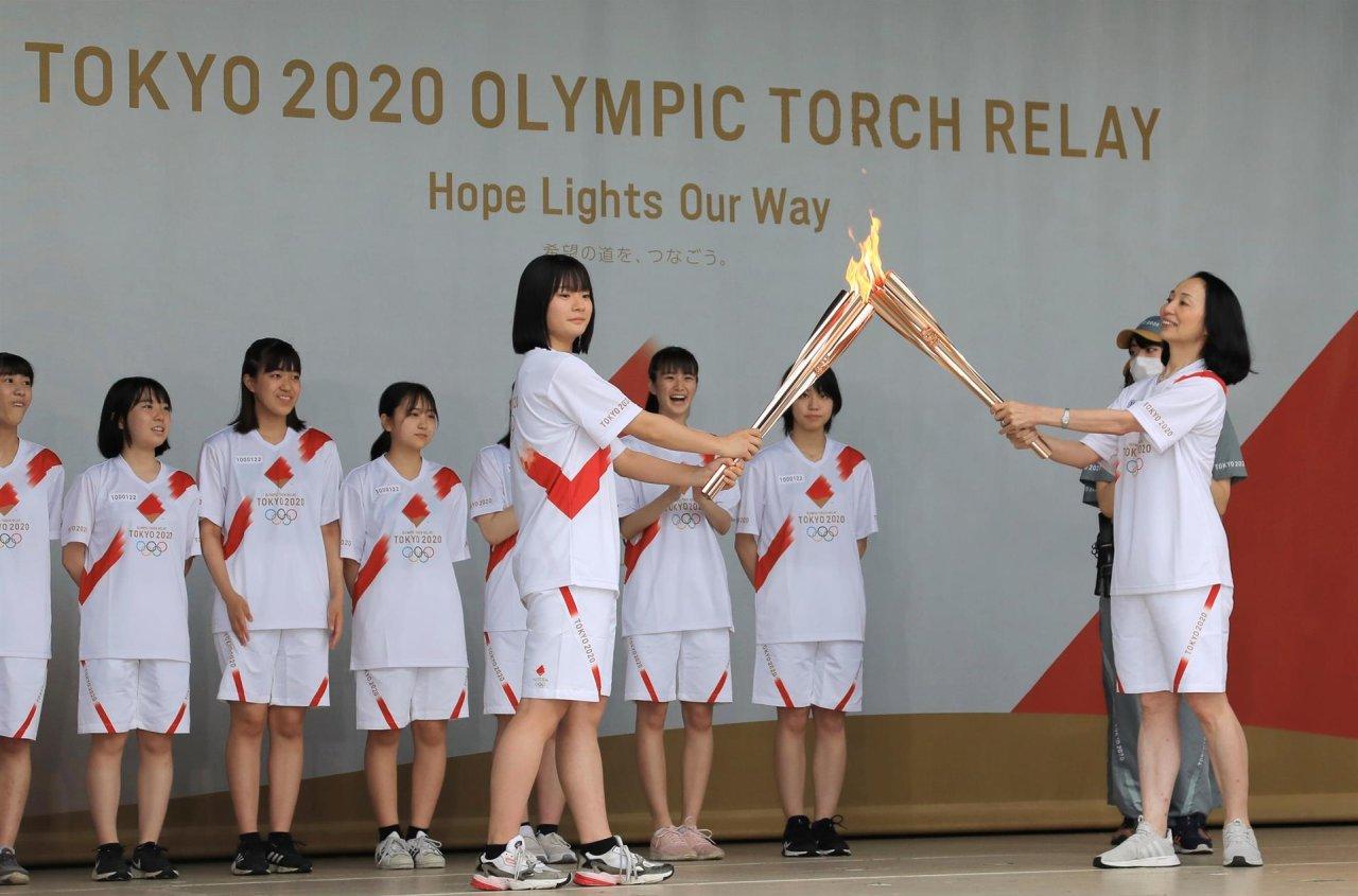 Sem público, tocha olímpica inicia revezamento em Tóquio