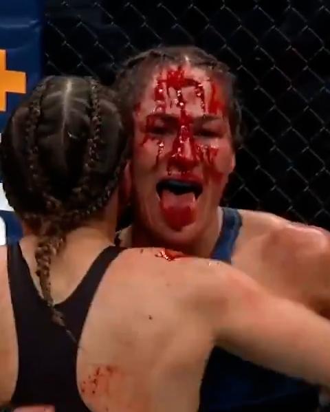 Em luta sangrenta, curitibana Jennifer Maia vence americana no UFC 264