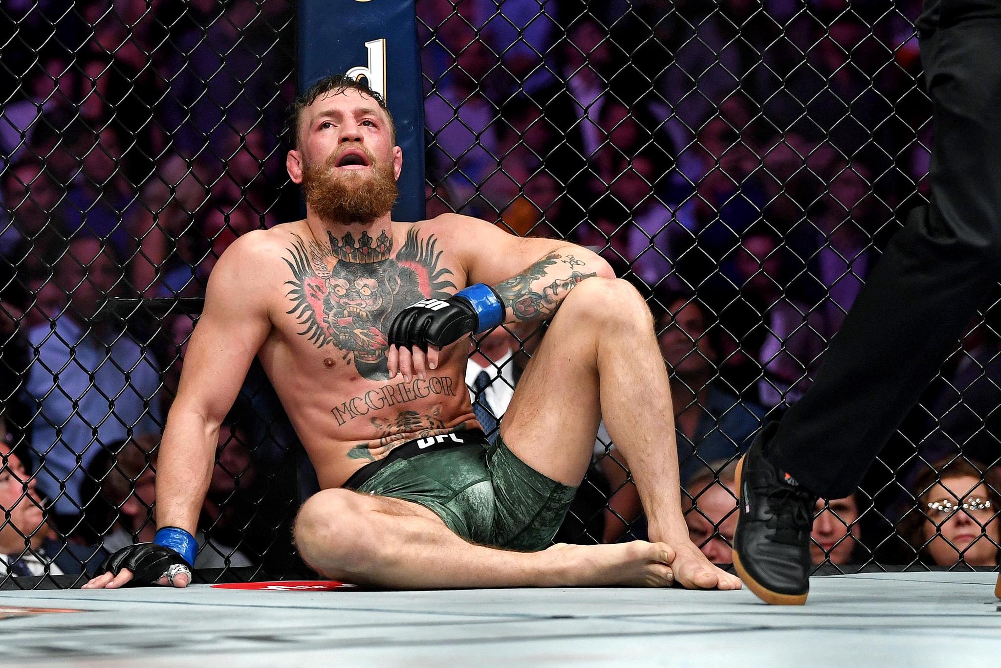 Conor McGregor sofre lesão grave e é derrotado por Dustin Poirier no UFC 264