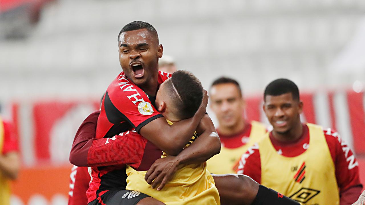 Nikão comemora gol contra o Bragantino.