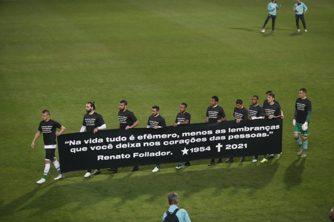 Jogadores com faixa em homenagem a Renato Follador