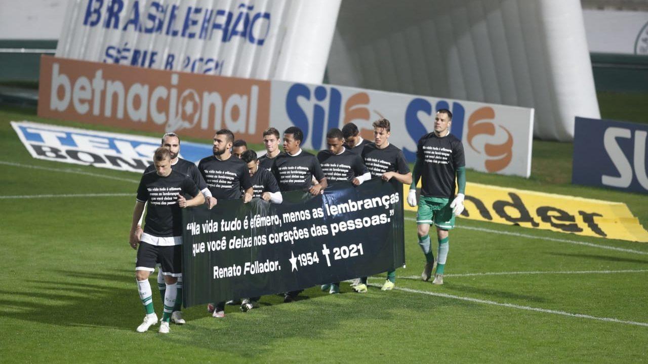 Jogadores com faixa em homenagem a Renato Follador (Foto: Albari Rosa/Foto Digital/UmDois Esportes)