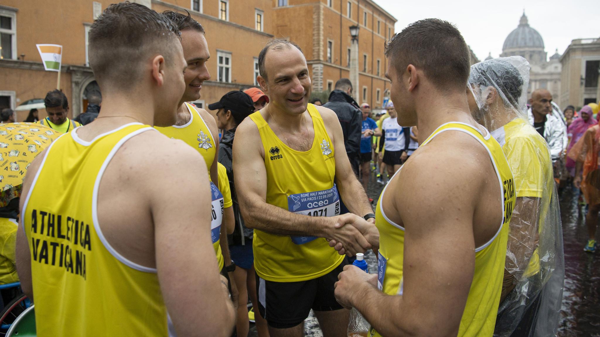 Membros da Athletica Vaticana na meia-maratona de Roma &#8220;Via Pacis&#8221;, em 2019.