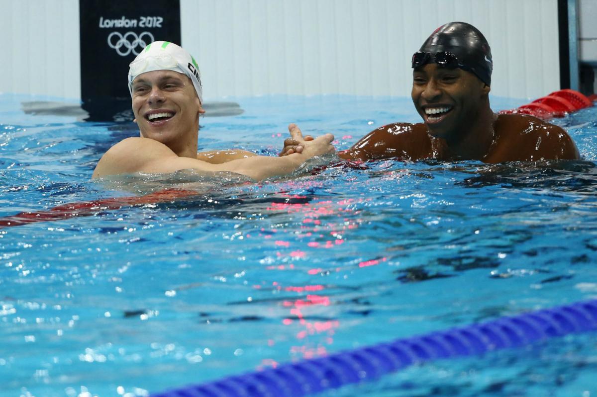 César Cielo e o norte-americano Cullen Jones após a semifinal dos 50 metros nado livre em Londres: brasileiro foi bronze e mesmo assim sofreu muitas críticas nas mídias sociais.