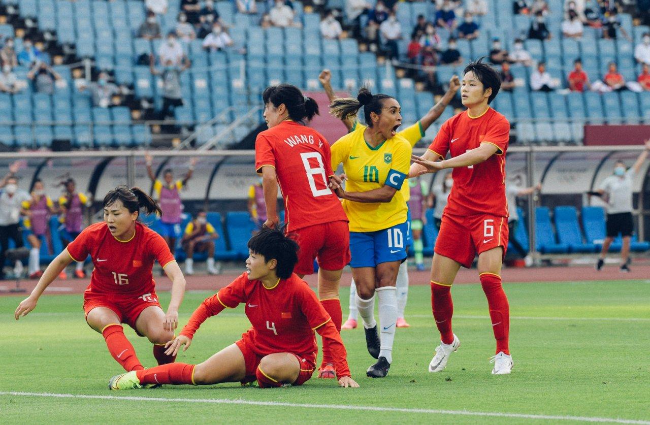 Marta marcou dois gols na estreia do Brasil no Japão.