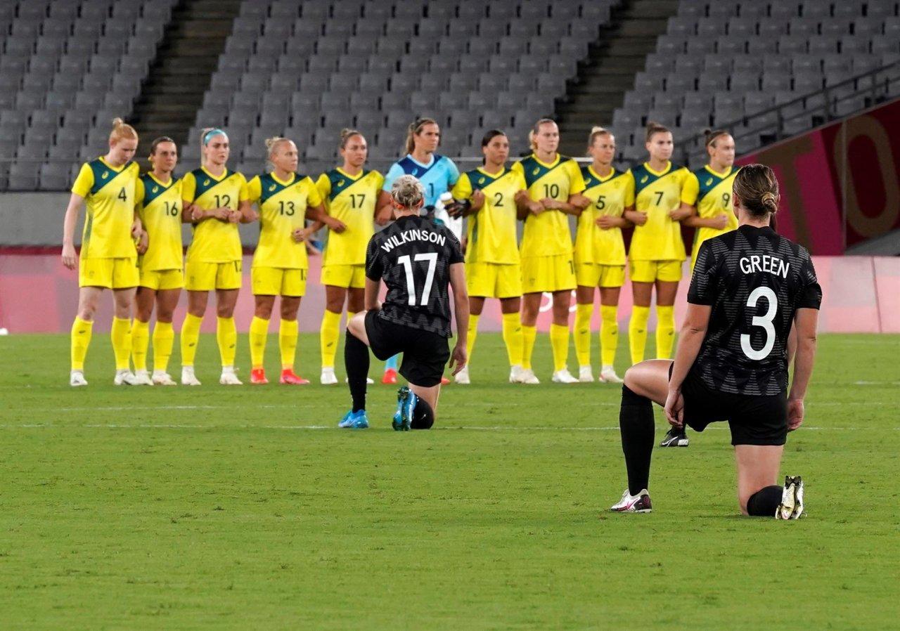 Jogadoras de futebol da Nova Zelândia protestaram antes de jogo contra a Austrália.