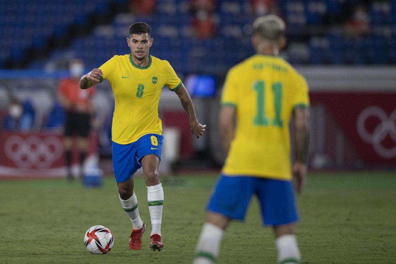 Bruno Guimarães comanda meio de campo na estreia da seleção brasileira
