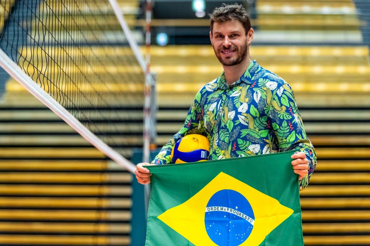 Bruninho, do vôlei, será um dos porta-bandeiras do Brasil.