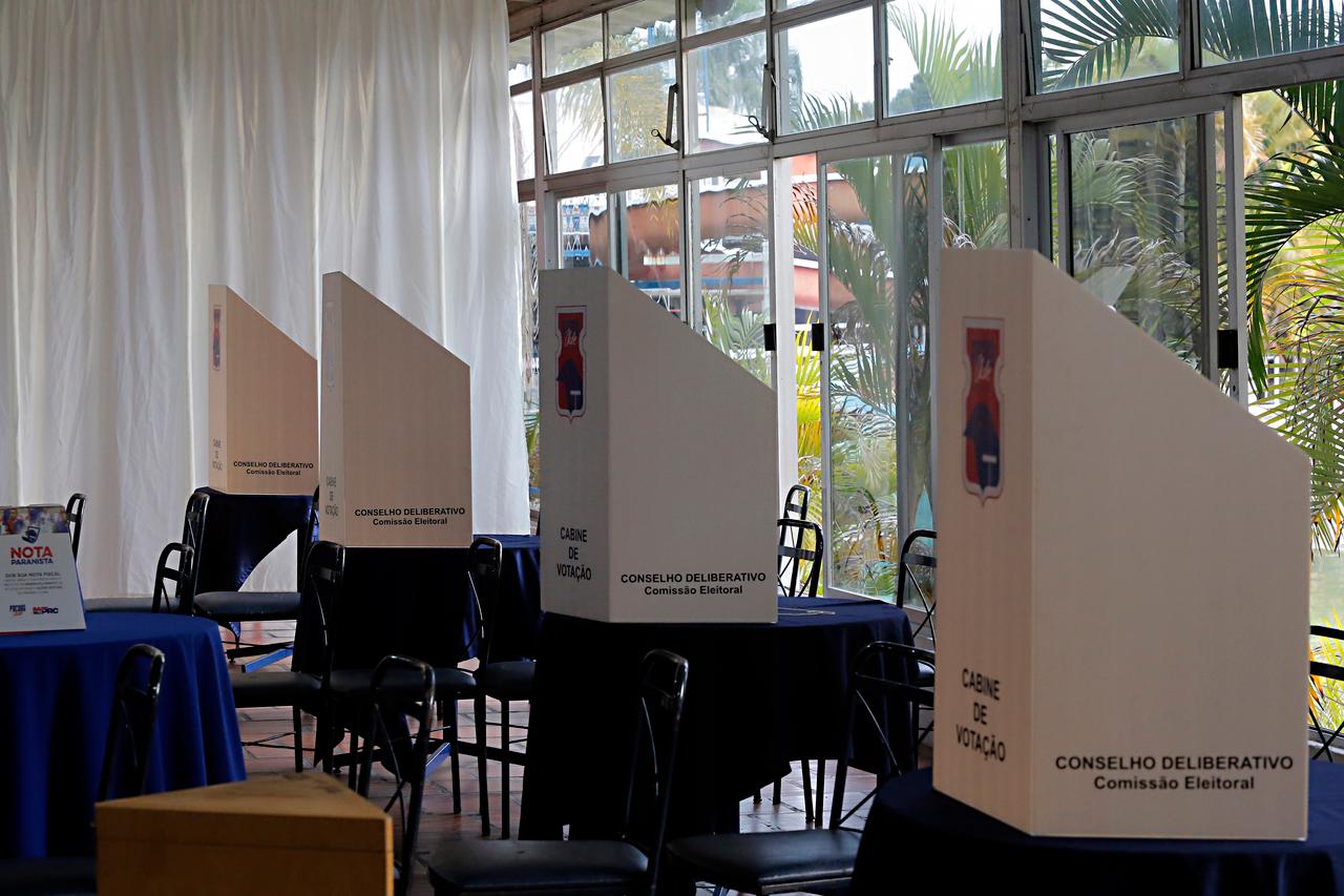 Eleição para presidente do Paraná Clube &#8211; urnas para votação na sede do Paraná Clube da Kennedy em Curitiba &#8211; Leonardo Oliveira e Casinha &#8211; sócios votando &#8211;