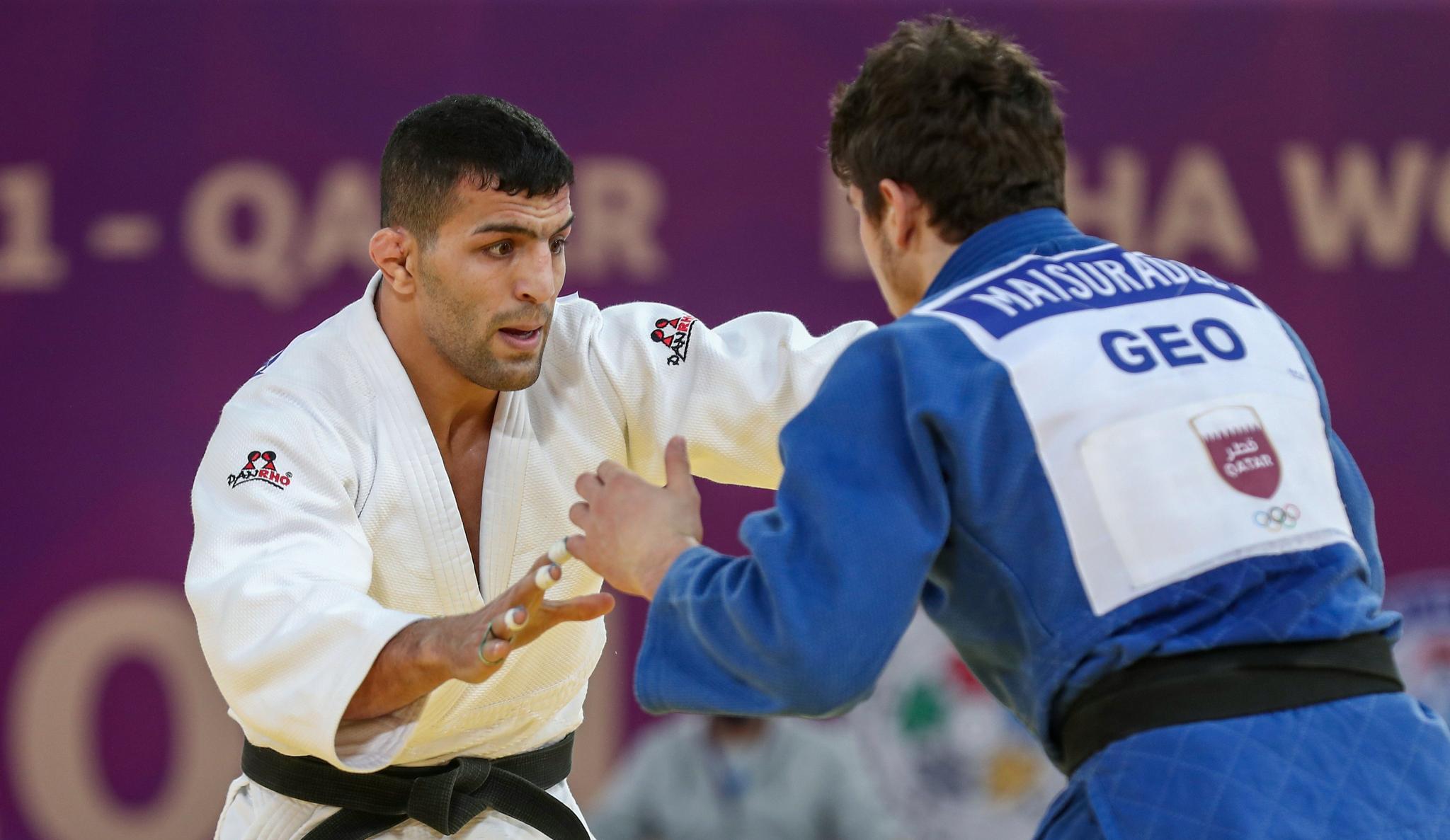 Said Mollaei (de branco) no Masters de Doha: judoca iraniano se naturalizou mongol após desafiar política de discriminação contra israelenses.