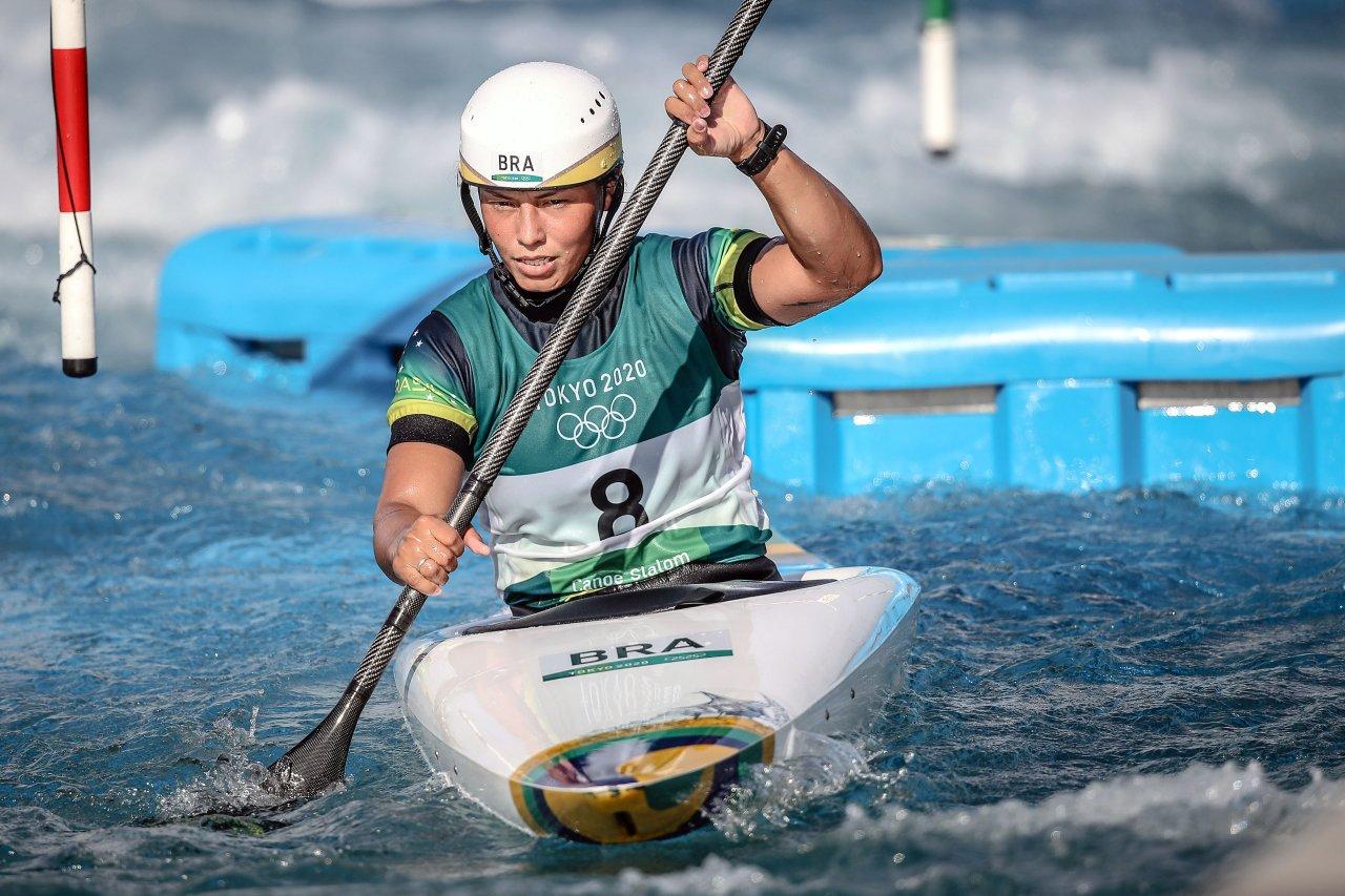 Brasileira Ana Sátila garante uma vaga na semifinal da canoagem slalom