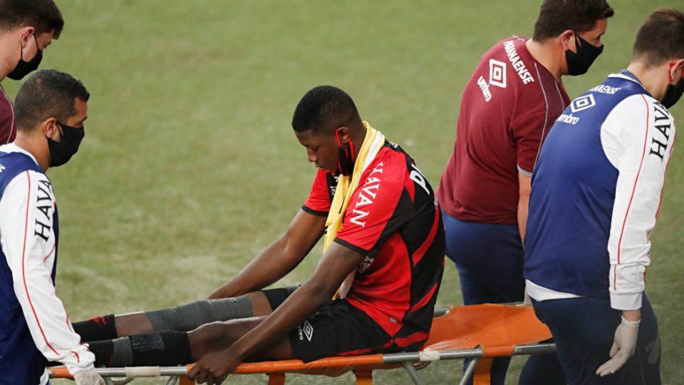 Matheus Babi machucou o joelho contra o Internacional, pelo Brasileirão