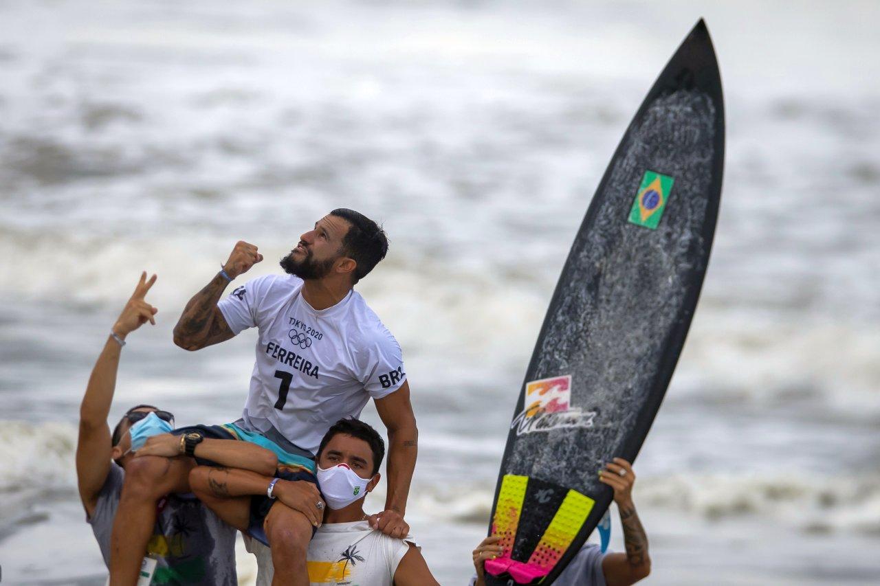 Ítalo Ferreira faz história no Japão e conquista medalha de ouro no surfe