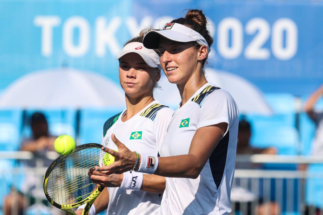 Parceria fora das quadras move dupla brasileira do tênis em Tóquio