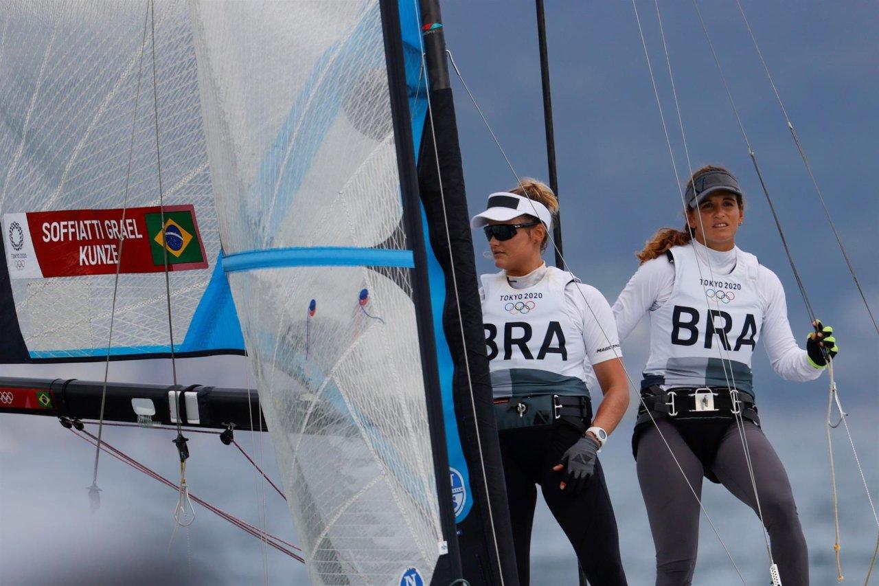 Martine Grael e Kahena Kunze sobem para 3º lugar na vela; Scheidt cai para 6º
