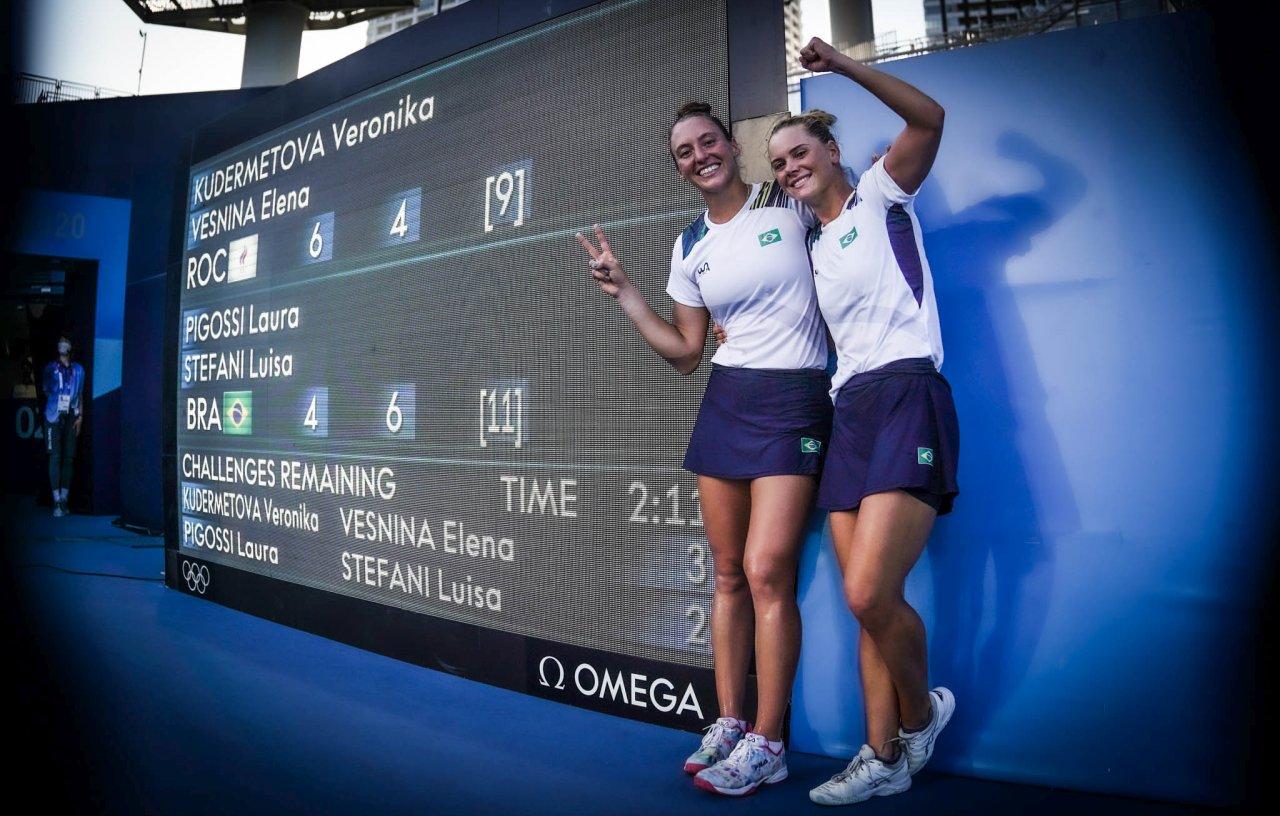 Luisa Stefani e Laura Pigossi vencem russas e faturam a medalha de bronze no tênis