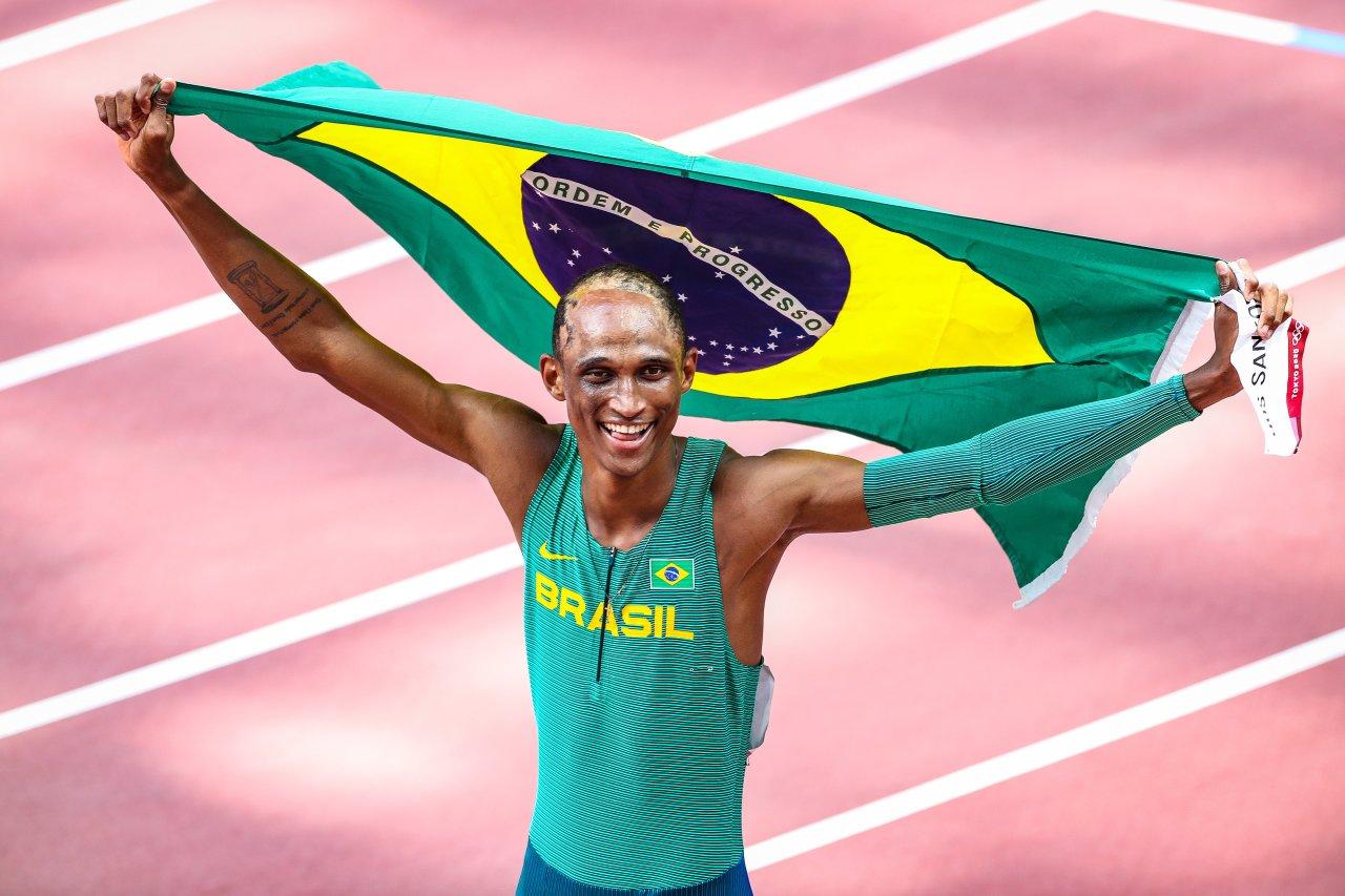 Alison dos Santos fatura a medalha de bronze nos 400m com barreiras